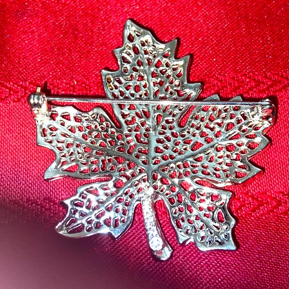 Vintage Signed Sarah Coventry SilverTone Filigree Maple Leaf Broach - Picture 3 of 5